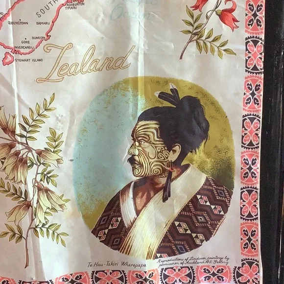 VTG New Zealand Map & Māori Scarf - Picture 3 of 6